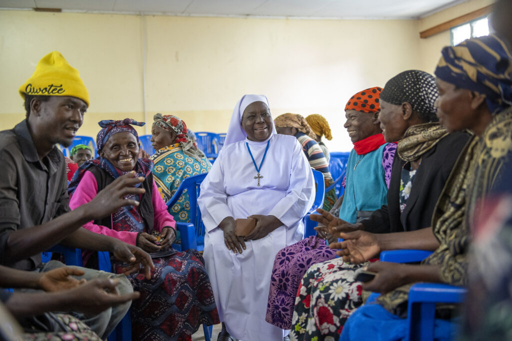 Schwester Adalbera Makure setzt auf ein Netzwerk von Unterstützerinnen und Unterstützern für die Arbeit ihres Tumaini Sozialzentrums aus den umliegenden Dörfern. Für sie nimmt sich Schwester Adalbera Makure gerne und oft Zeit.