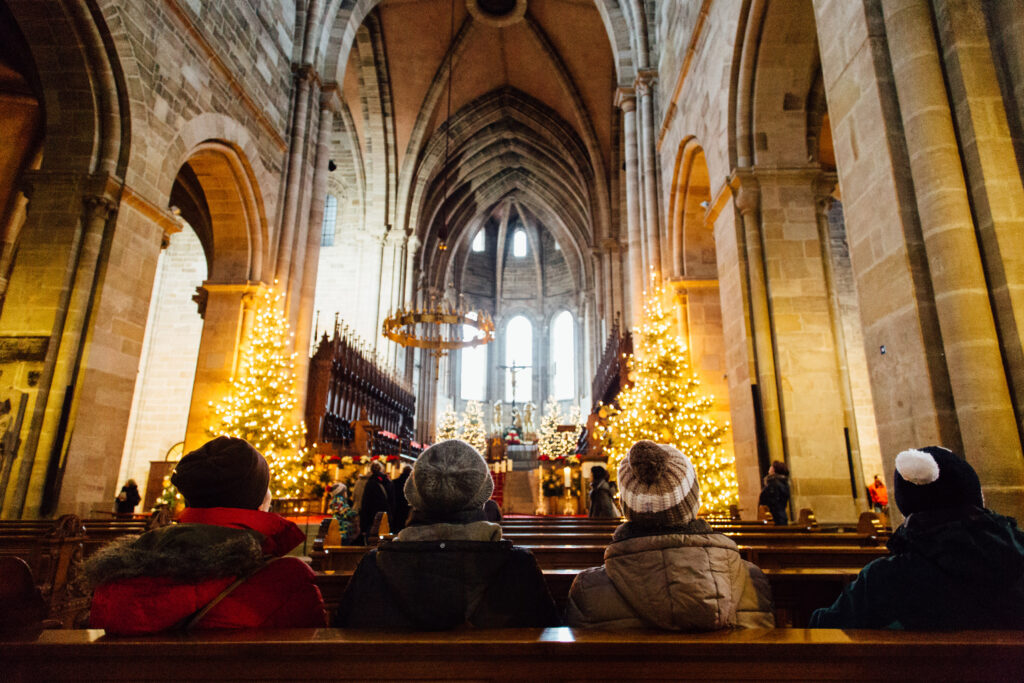 Weihnachtlich geschmückte Kirche