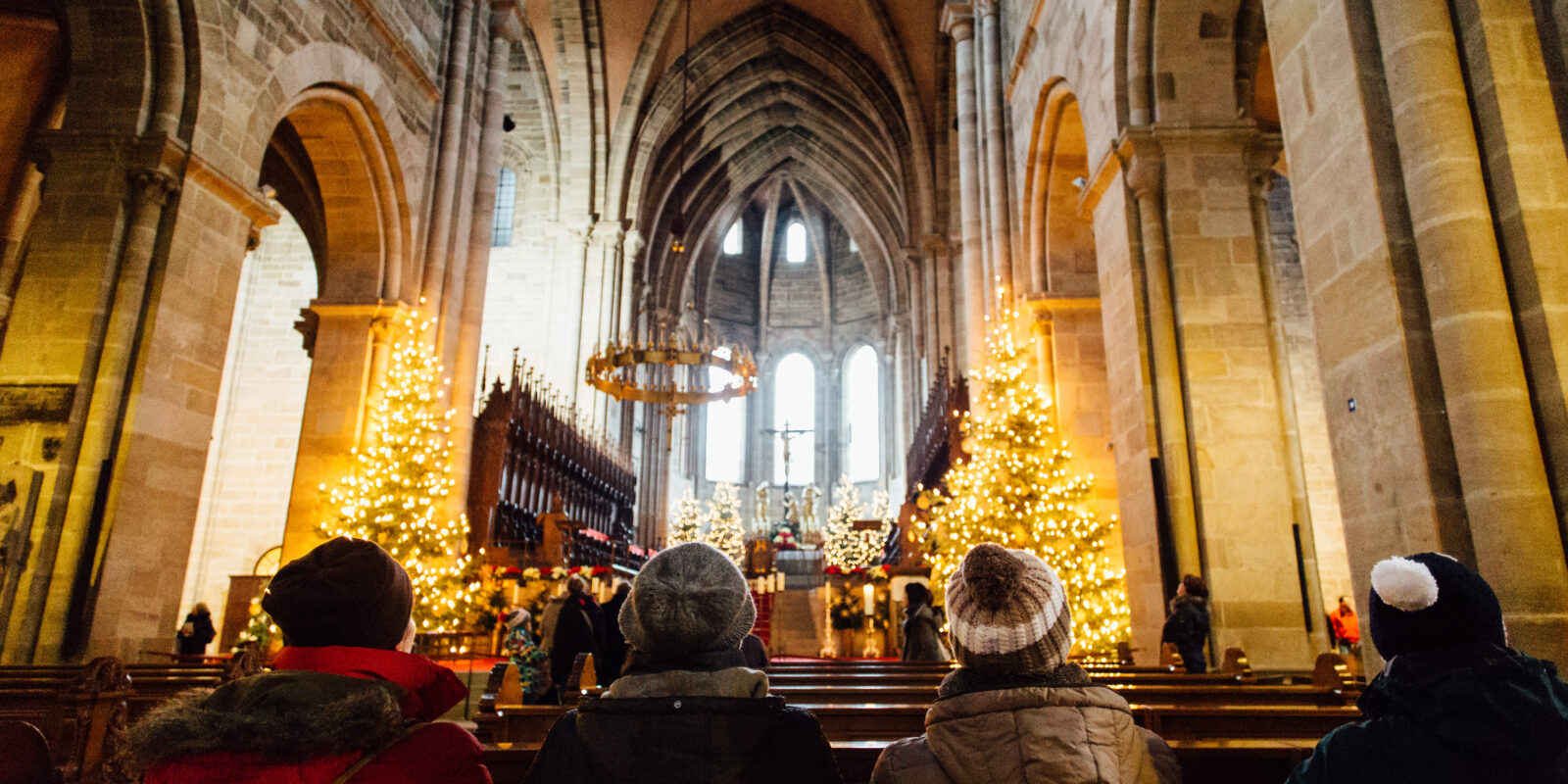 Weihnachtlich geschmückte Kirche