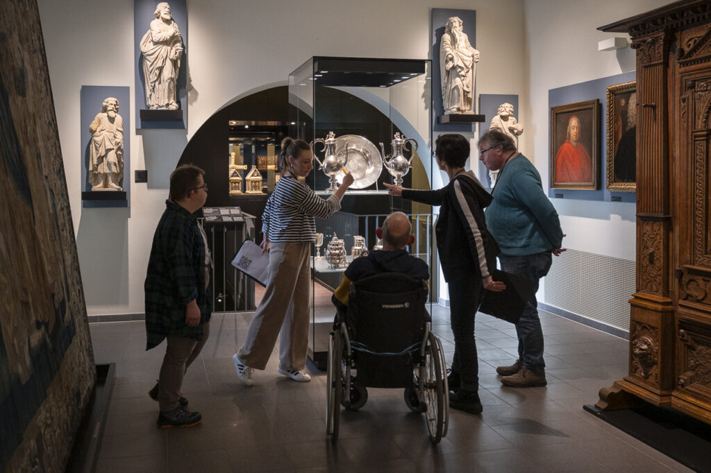 Das Diözesanmuseum wird von Prüfer*innen auf Barrierefreiheit getestet.