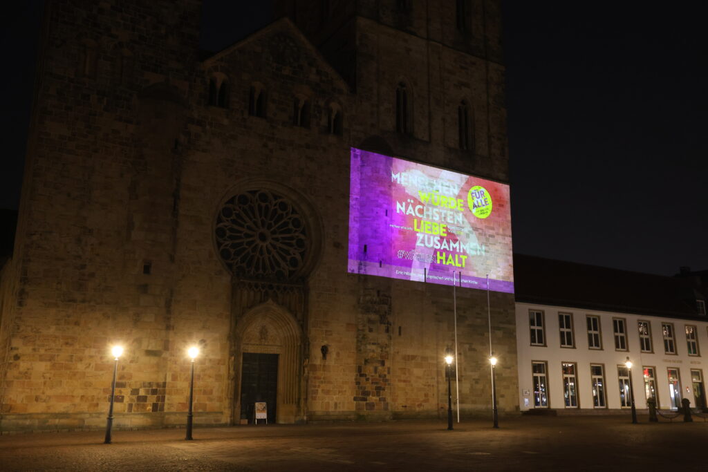 Noch bis zur Bundestagswahl am 23. Februar ruft eine Lichtinstallation am Osnabrücker Dom dazu auf, wählen zu gehen.