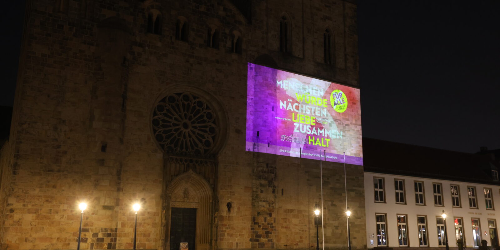 Noch bis zur Bundestagswahl am 23. Februar ruft eine Lichtinstallation am Osnabrücker Dom dazu auf, wählen zu gehen.