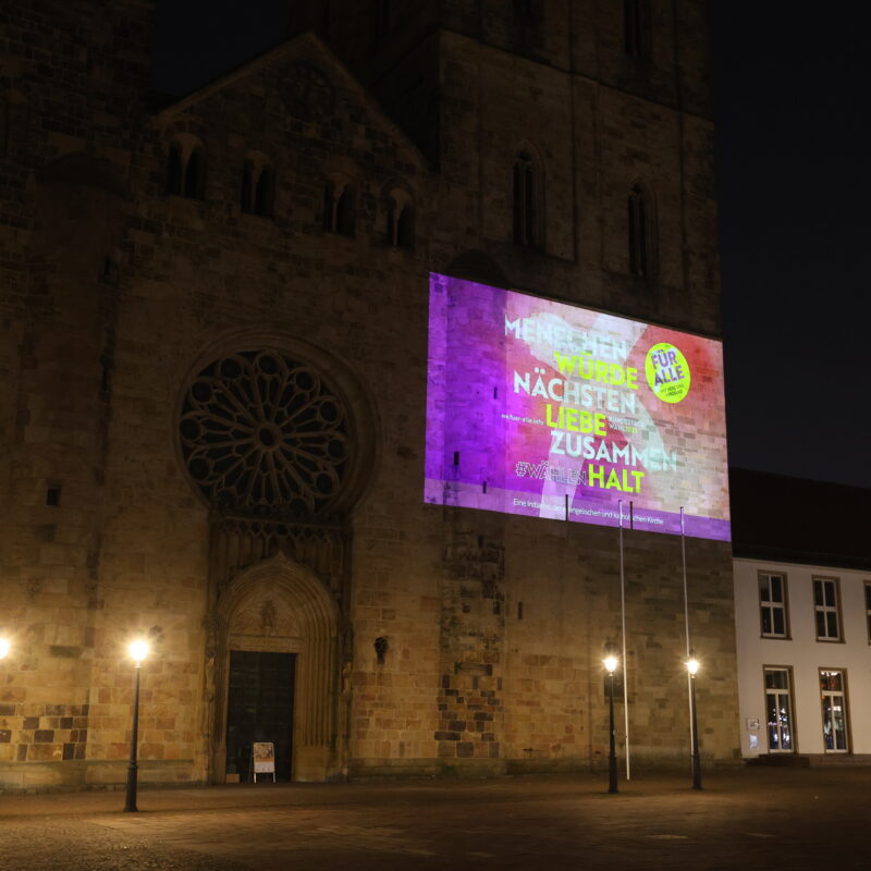 Noch bis zur Bundestagswahl am 23. Februar ruft eine Lichtinstallation am Osnabrücker Dom dazu auf, wählen zu gehen.