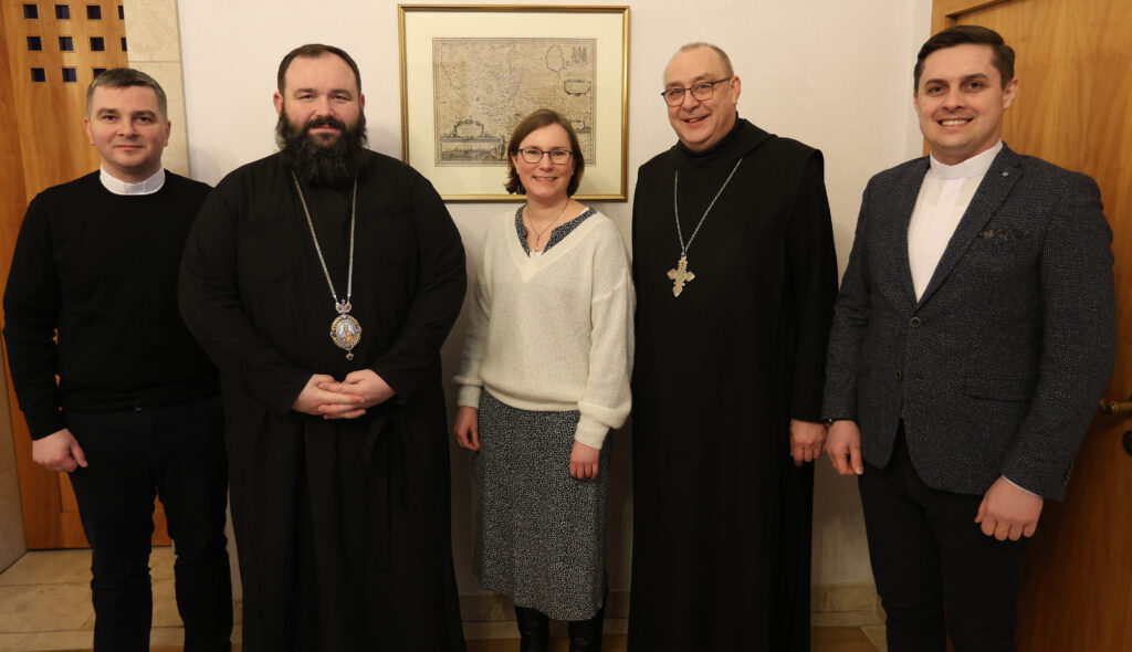 Auf dem Bild (von links) Bischofssekretär Myroslav Kashchuk, Bischof Petro Loza, Regina Wildgruber, Weltkirchenbeauftragte des Bistums Osnabrück, Bischof Dominicus, Nazariy Yasinovskyy, Pastor der ukrainisch griechisch-katholischen Gemeinde in Osnabrück.