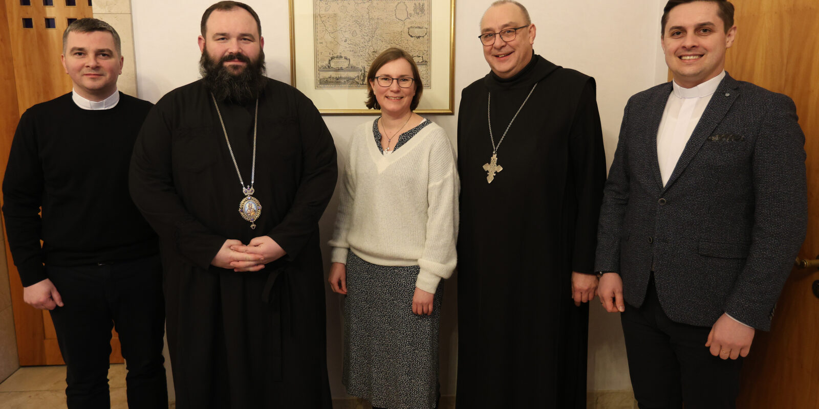 Auf dem Bild (von links) Bischofssekretär Myroslav Kashchuk, Bischof Petro Loza, Regina Wildgruber, Weltkirchenbeauftragte des Bistums Osnabrück, Bischof Dominicus, Nazariy Yasinovskyy, Pastor der ukrainisch griechisch-katholischen Gemeinde in Osnabrück.