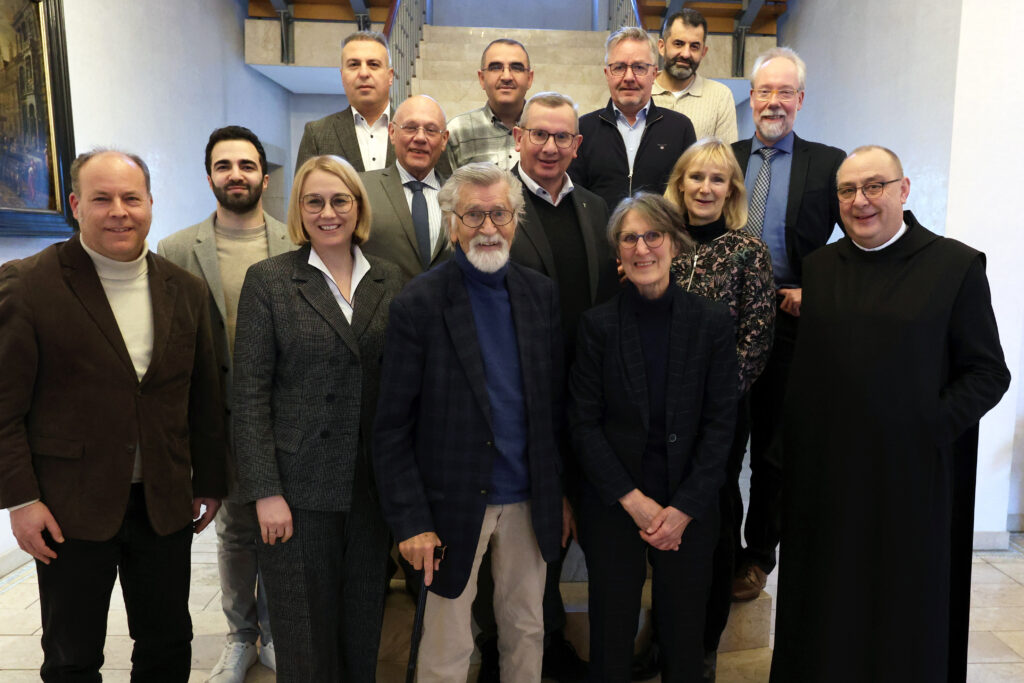 An der Sitzung des Runden Tisches der Religionen im Osnabrücker Bischofshaus nahmen teil (erste Reihe von links): Michael Schober (Bistum Osnabrück), Yasin Kabaktepe (IGMG Merkez-Moscheegemeinde), OB Katharina Pötter, Reinhold Mokrosch (1. Sprecher des RTdR), Jane Vernon (Bahá´í), Christine Grewe (Stadt Osnabrück), Bischof Dominicus Meier, (zweite Reihe): Michael Grünberg (Jüdische Gemeinde, 2. Sprecher des RTdR), Dechant Martin Schomaker (katholisches Dekanat), Superintendent Joachim Jeska (evangelische Stadtkirche), dritte Reihe: Kenan Akçöltekin (IGMG Merkez-Moscheegemeinde), Iman Rasim Doğan (DITIB-Moscheegemeinde); Norbert Kalinsky (ACKOS), Fatih Açar (DITIB-Moscheegemeinde).