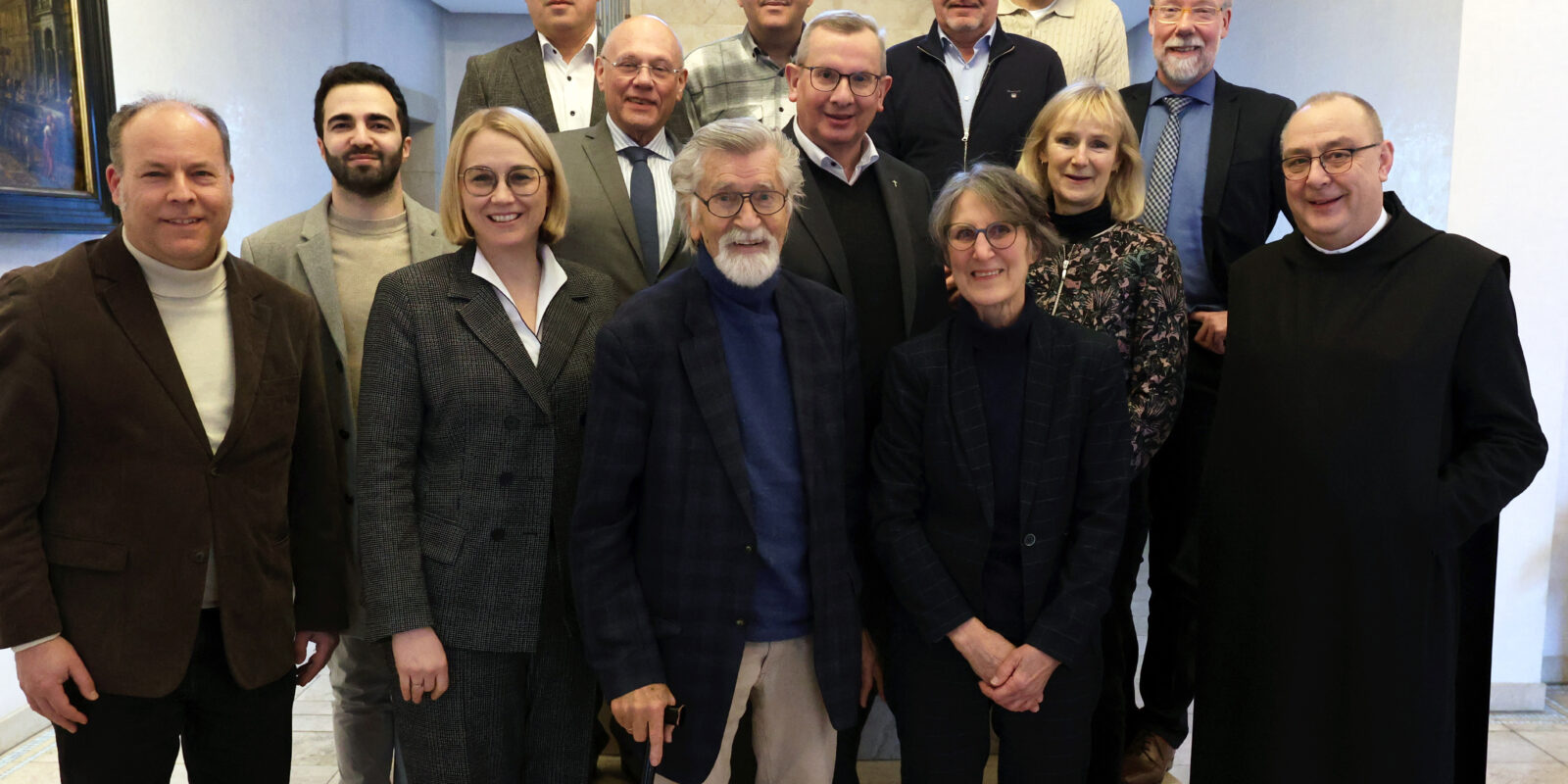 An der Sitzung des Runden Tisches der Religionen im Osnabrücker Bischofshaus nahmen teil (erste Reihe von links): Michael Schober (Bistum Osnabrück), Yasin Kabaktepe (IGMG Merkez-Moscheegemeinde), OB Katharina Pötter, Reinhold Mokrosch (1. Sprecher des RTdR), Jane Vernon (Bahá´í), Christine Grewe (Stadt Osnabrück), Bischof Dominicus Meier, (zweite Reihe): Michael Grünberg (Jüdische Gemeinde, 2. Sprecher des RTdR), Dechant Martin Schomaker (katholisches Dekanat), Superintendent Joachim Jeska (evangelische Stadtkirche), dritte Reihe: Kenan Akçöltekin (IGMG Merkez-Moscheegemeinde), Iman Rasim Doğan (DITIB-Moscheegemeinde); Norbert Kalinsky (ACKOS), Fatih Açar (DITIB-Moscheegemeinde).