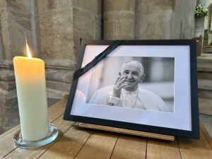 Ein Foto von Papst Franziskus im schwarzen Rahmen