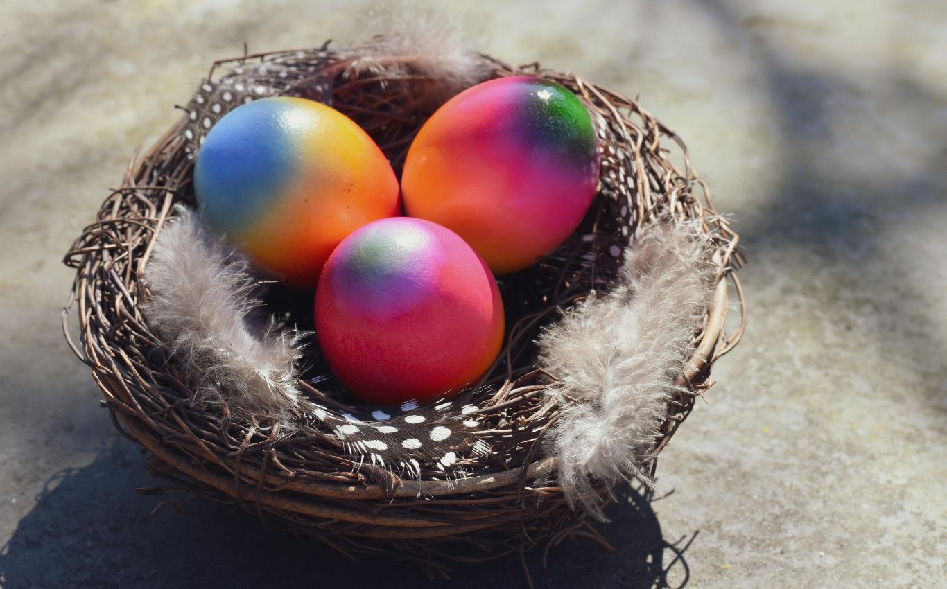 Bemalte Eier in einem Osternest