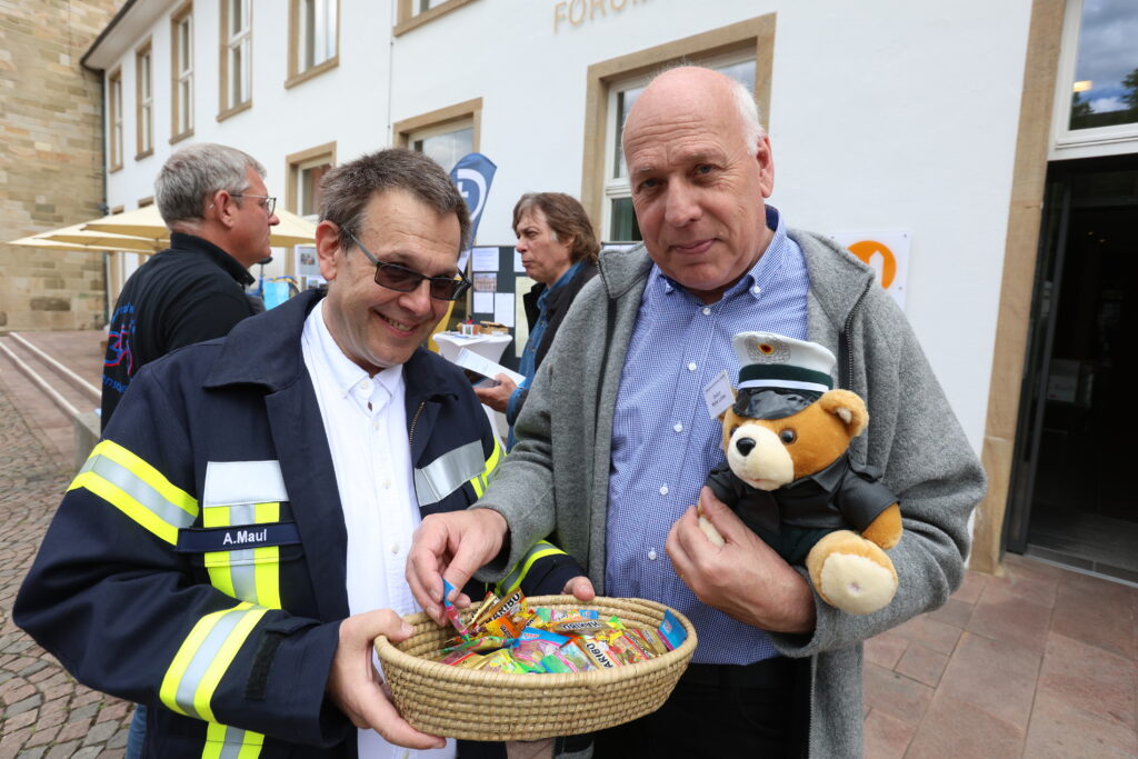 Feierten 50 Jahre Ständiges Diakonat im Bistum Osnabrück: die Diakone Ansgar Maul und Walter Lübbe. Vor dem Forum am Dom zeigten sie auch, in welchen Bereichen Ständige Diakone tätig sind.
