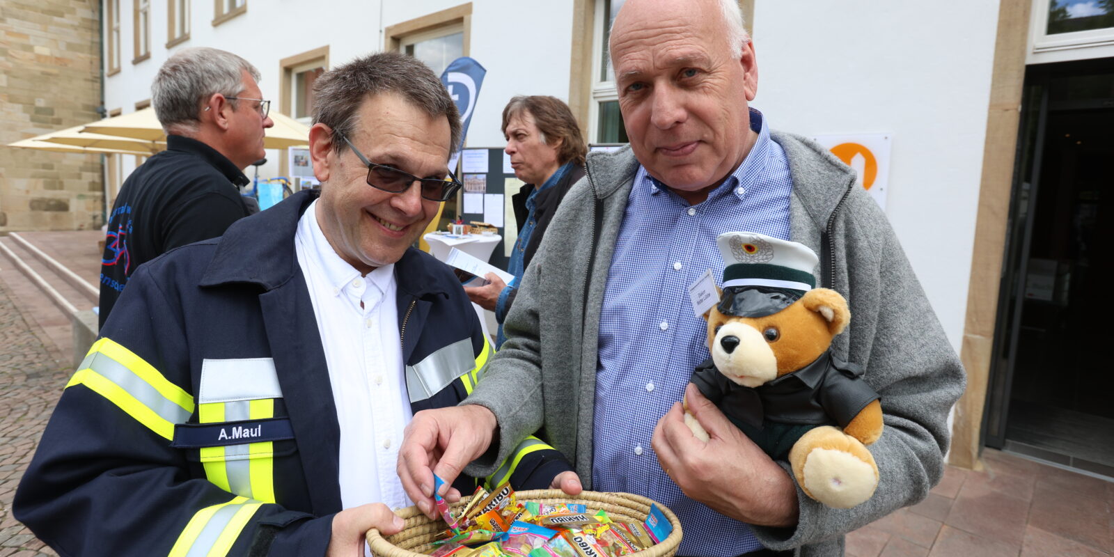 Feierten 50 Jahre Ständiges Diakonat im Bistum Osnabrück: die Diakone Ansgar Maul und Walter Lübbe. Vor dem Forum am Dom zeigten sie auch, in welchen Bereichen Ständige Diakone tätig sind.
