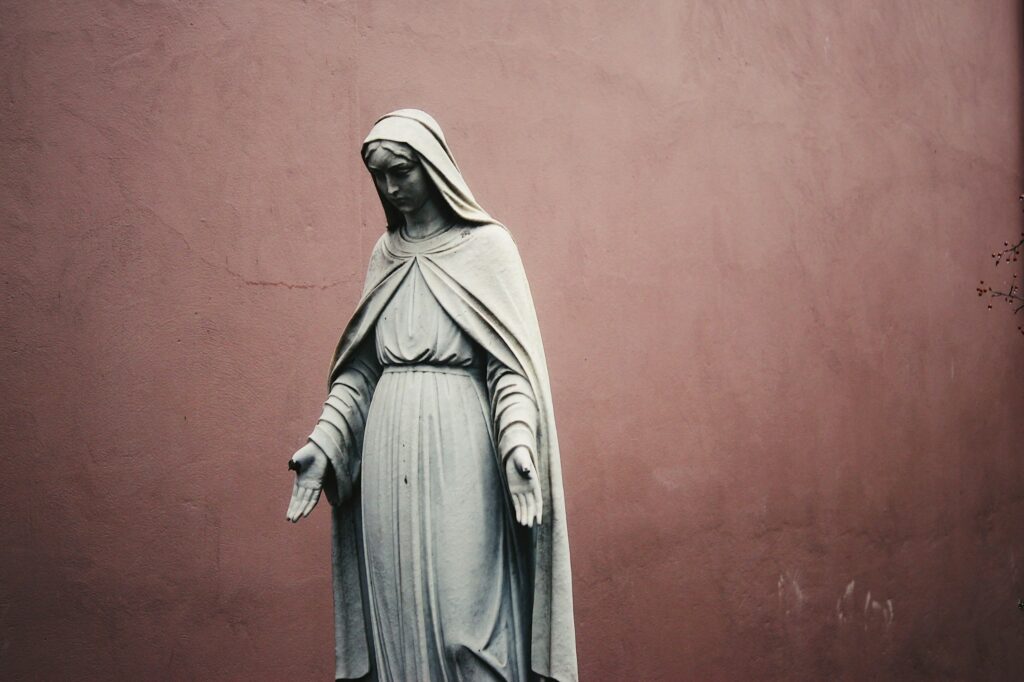 Marienstatue vor neutralem Hintergrund