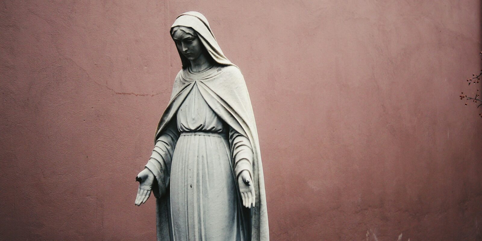 Marienstatue vor neutralem Hintergrund