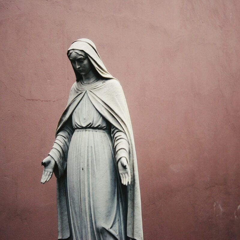 Marienstatue vor neutralem Hintergrund