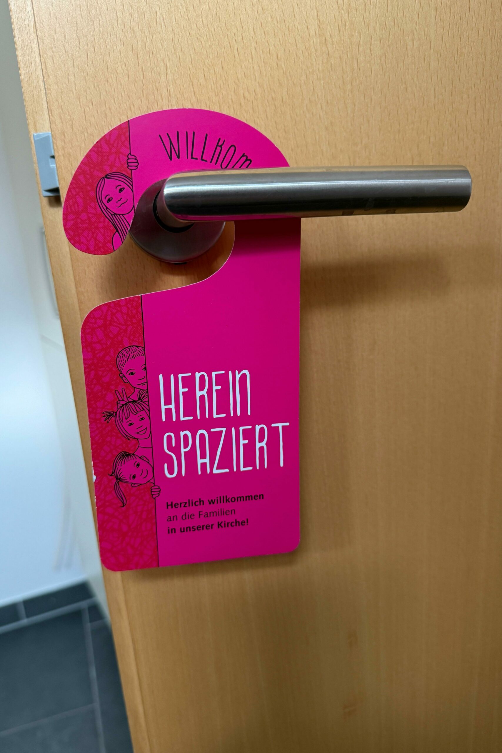 Türschild Hereinspaziert Familien in Kirche