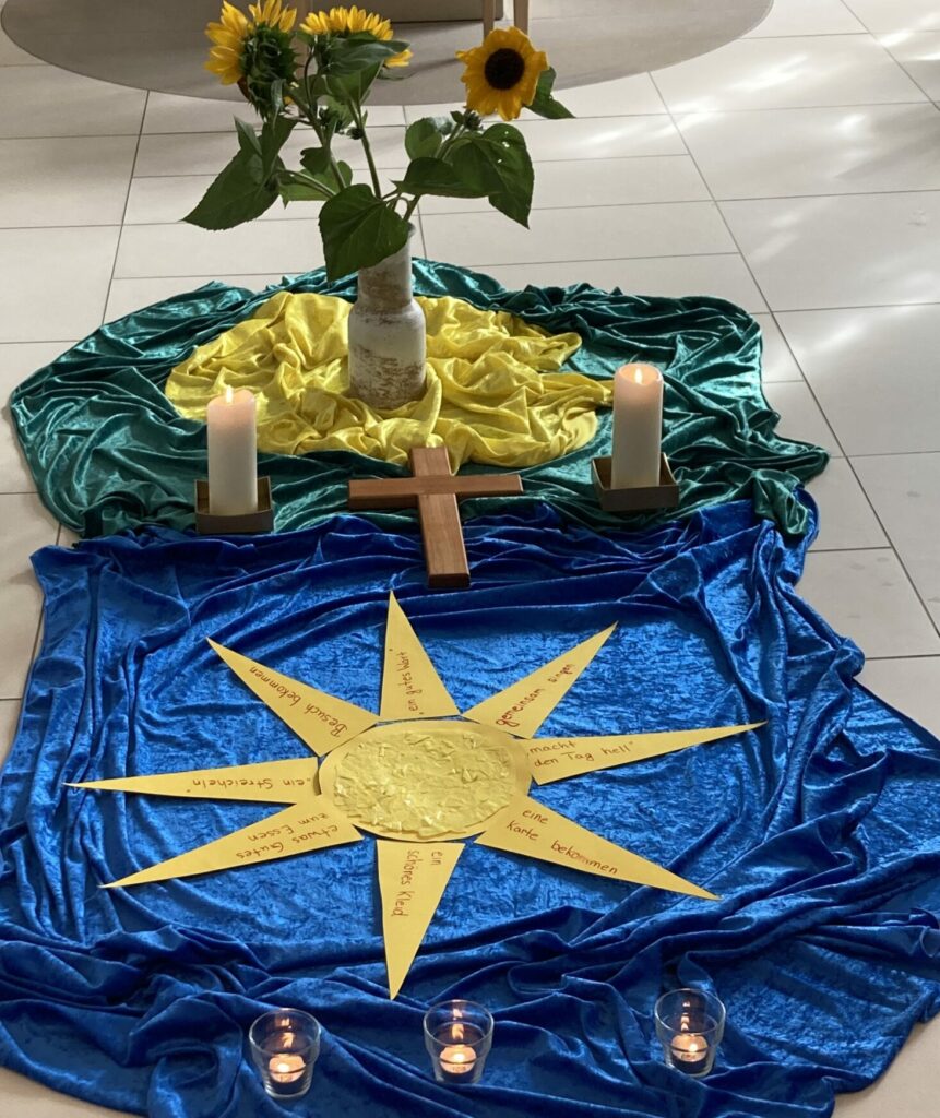 Gottesdienstelemente mit Sonnenblumen und Kerzen