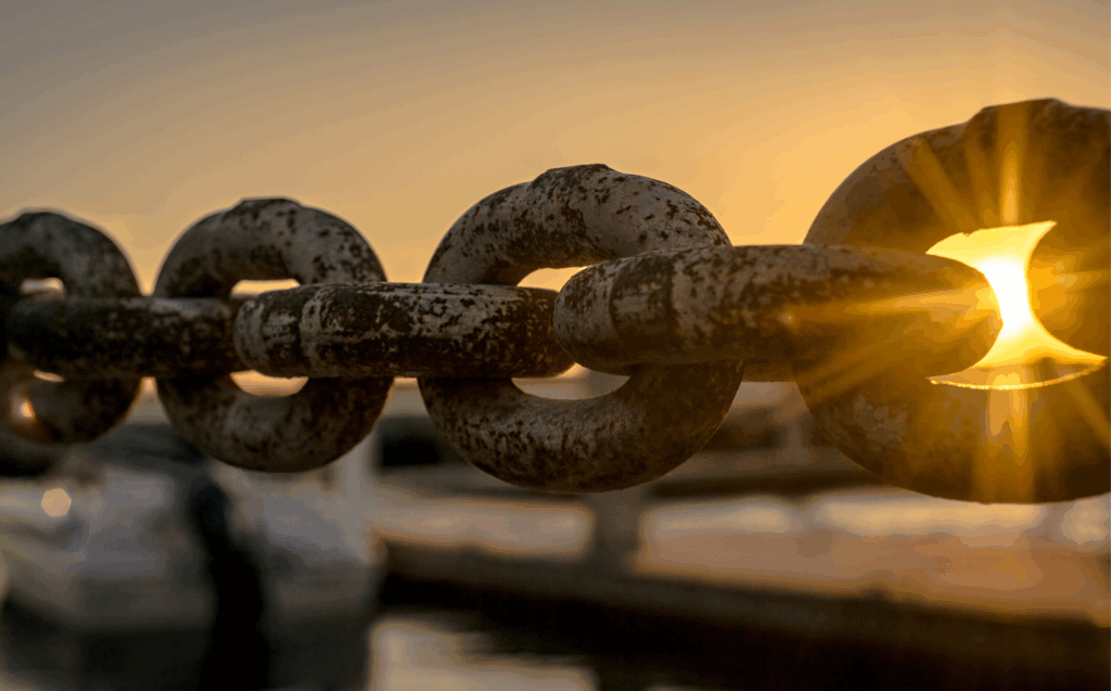 Kette aus Metall im Sonnenuntergang