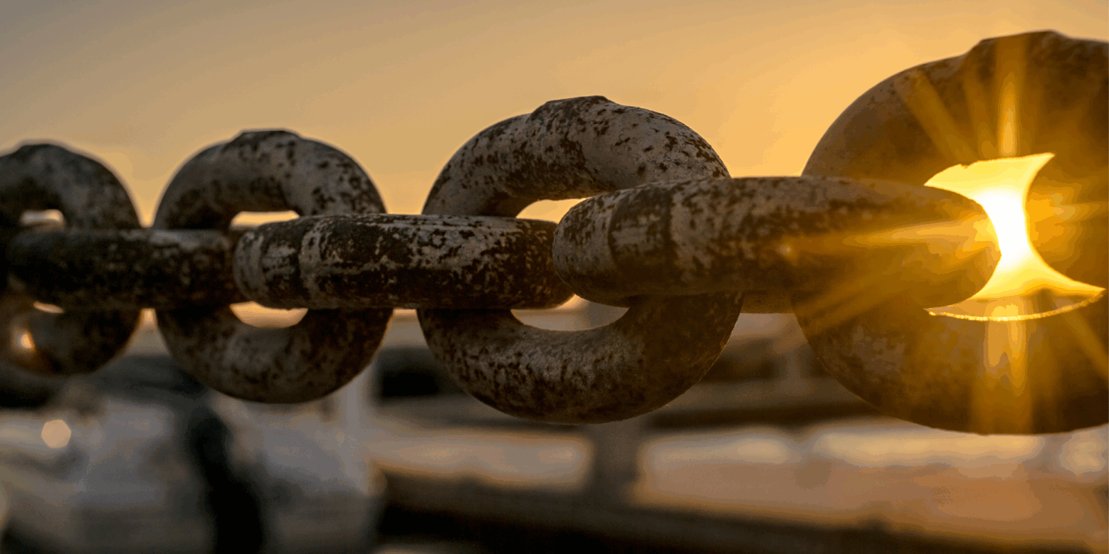 Kette aus Metall im Sonnenuntergang