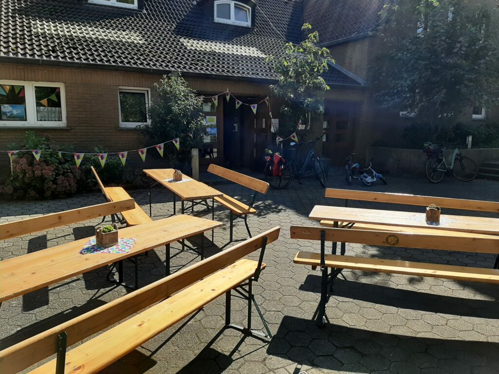 Bänke vor einem Pfarrheim