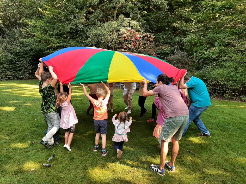 Kinder mit einem Schwungtuch
