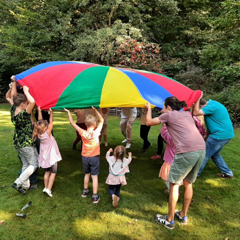 Kinder mit einem Schwungtuch