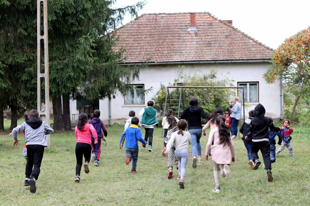 Kinder vor der Schule im rumänischen Dorf Peteni.
