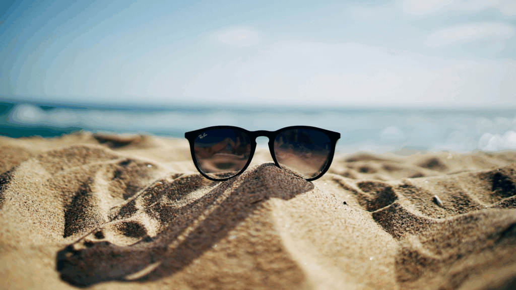 Eine Sonnenbrille im Sand