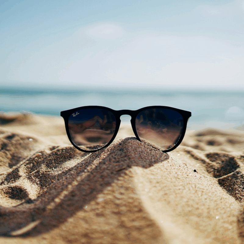 Eine Sonnenbrille im Sand