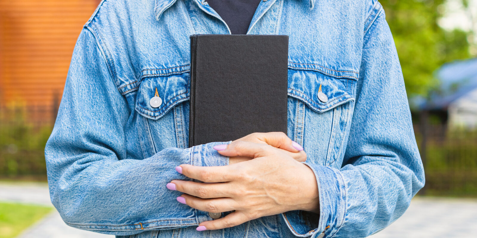 Buch im Arm halten