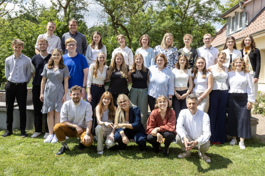 Die 22 Freiwilligen, die in diesem Jahr mit dem Freiwilligendienst im Ausland des Bistums Osnabrück ausreisen und das FDA-Team.