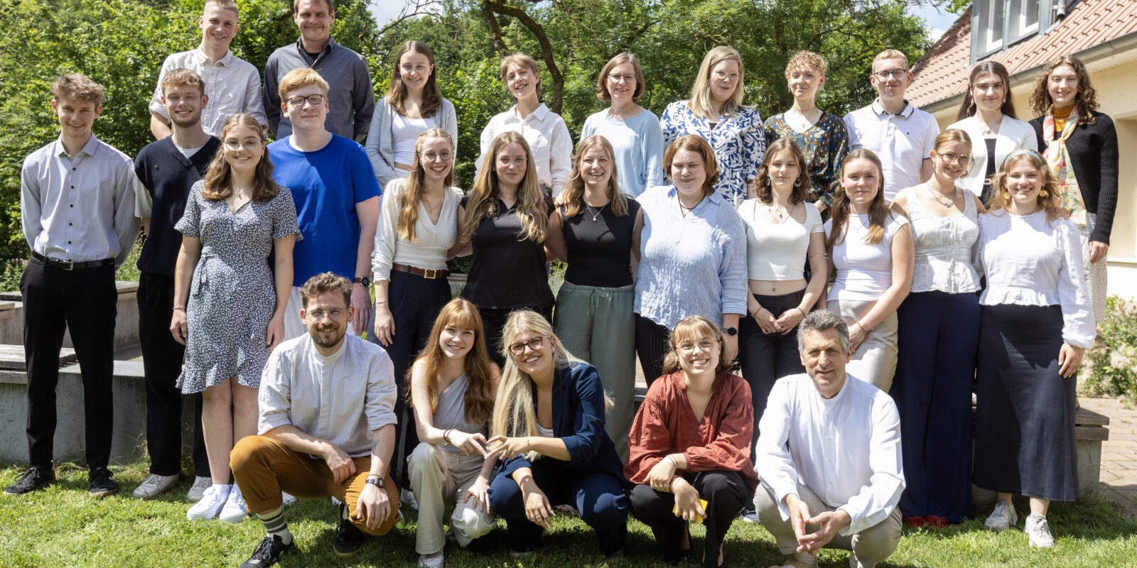 Die 22 Freiwilligen, die in diesem Jahr mit dem Freiwilligendienst im Ausland des Bistums Osnabrück ausreisen und das FDA-Team.