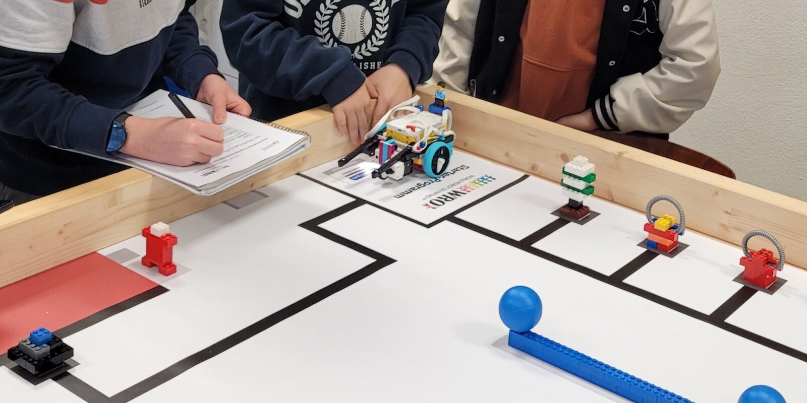 Bei der Schulstiftung kann man am Tag der Niedersachsen einen Roboter programmieren.
