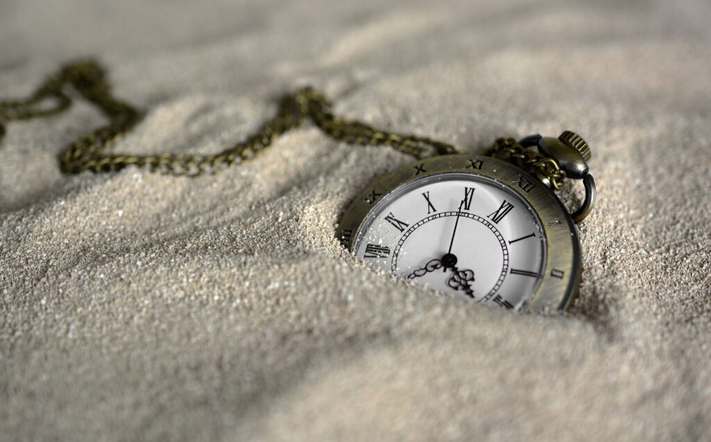 Taschenuhr im Sand