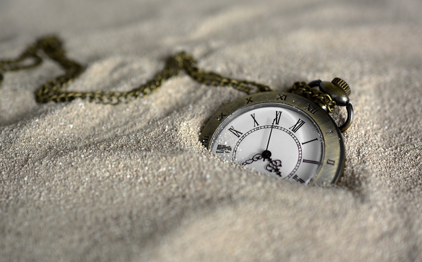 Taschenuhr im Sand