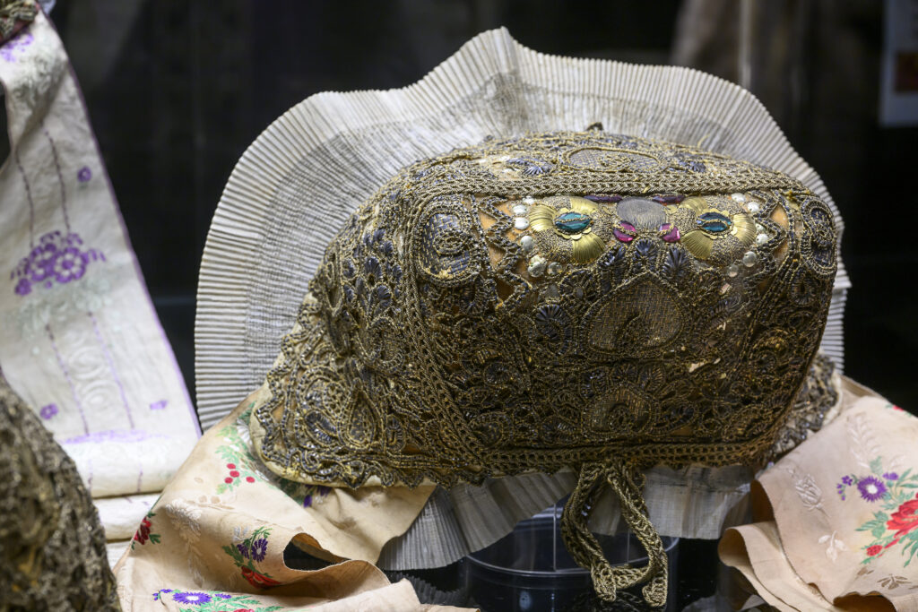 Eine Trachtenhaube aus dem Osnabrücker Land
