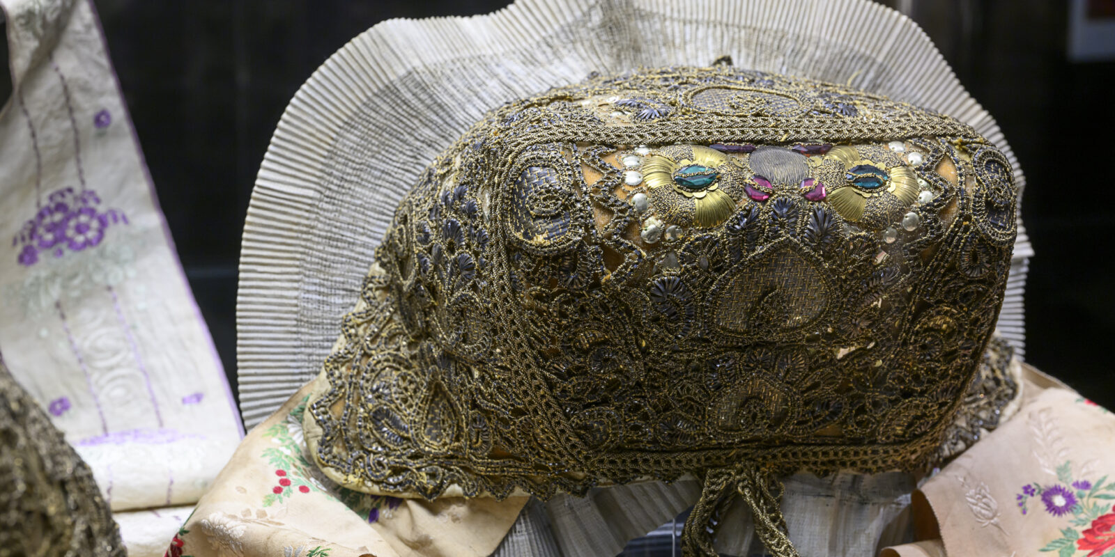Eine Trachtenhaube aus dem Osnabrücker Land