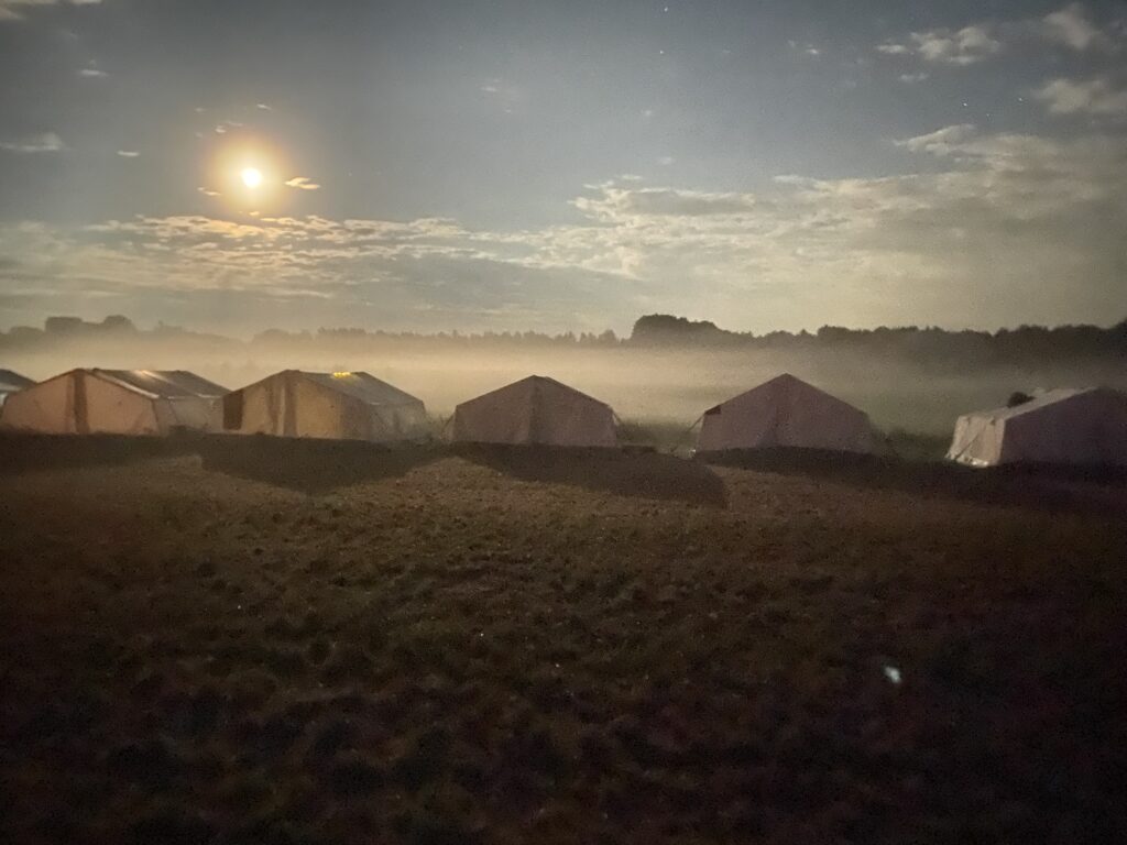 Zeltlager St. Marien, Biene mit Nebel und Vollmond