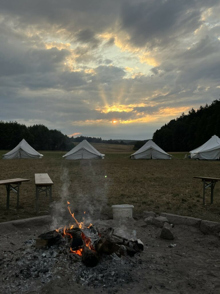 Zeltlager Heilig Geist Osnabrück mit ausgebranntem Lagerfeuer