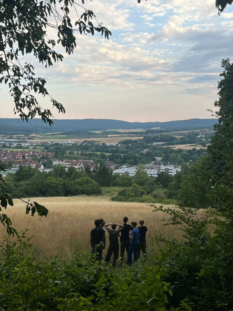 Zeltlager Heilig Geist Osnabrück - Gruppe von Jungs im Feld an einem Hang