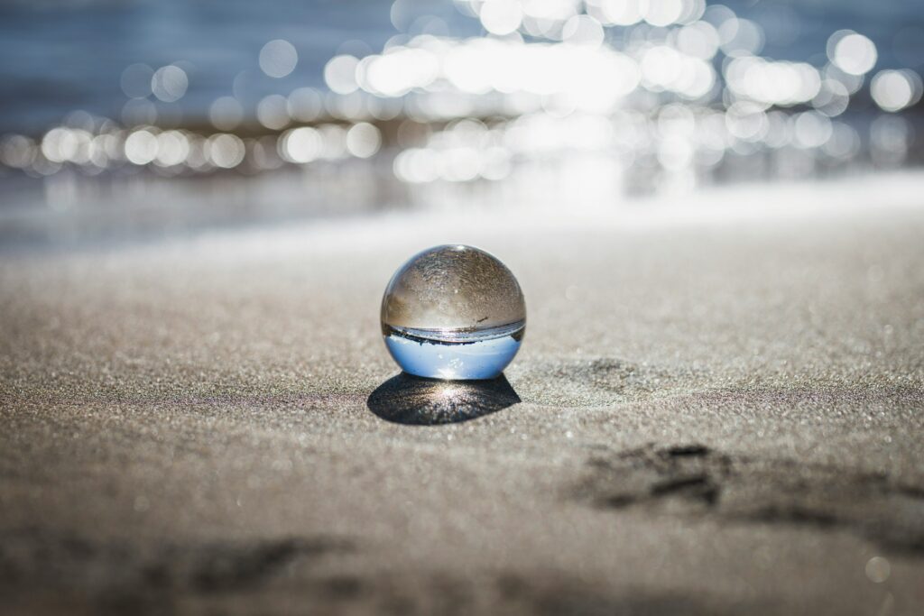 eine Glaskugel am Strand