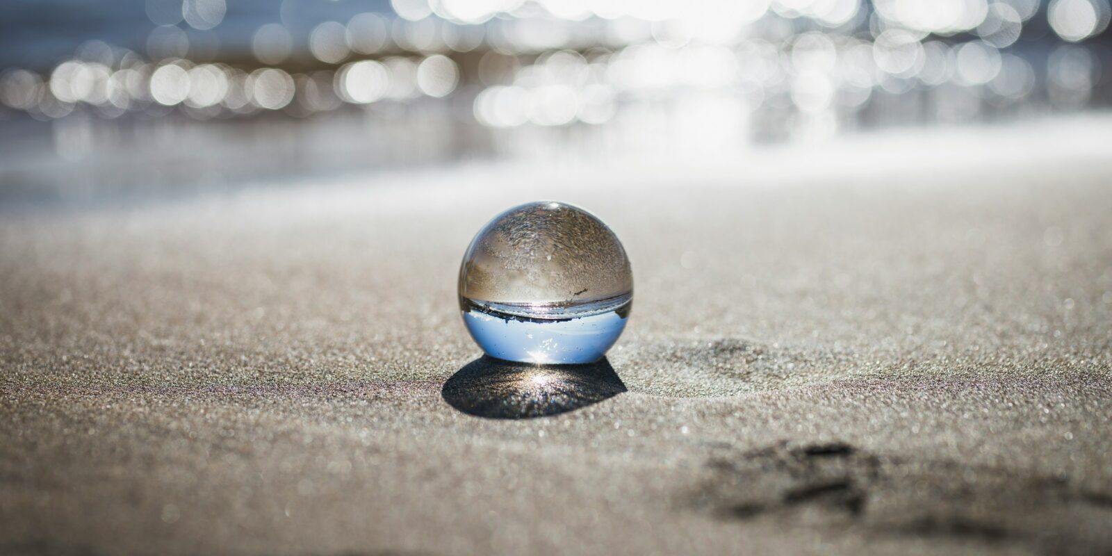 eine Glaskugel am Strand