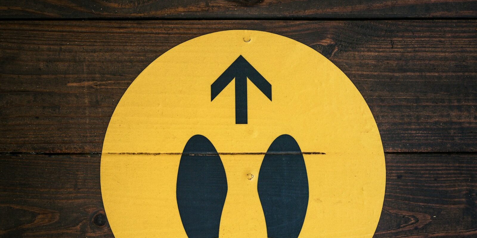 Symbol mit Füen und Pfeil nach oben