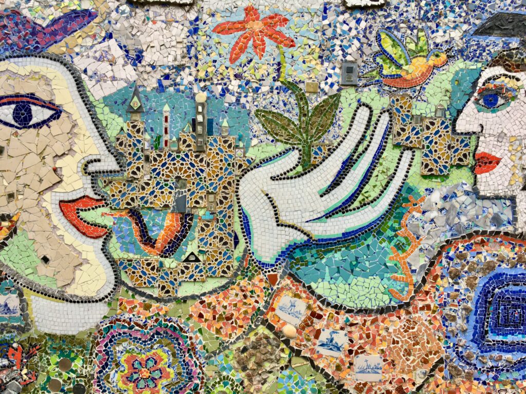 ein Mosaik, das zwei Figuren zeigt