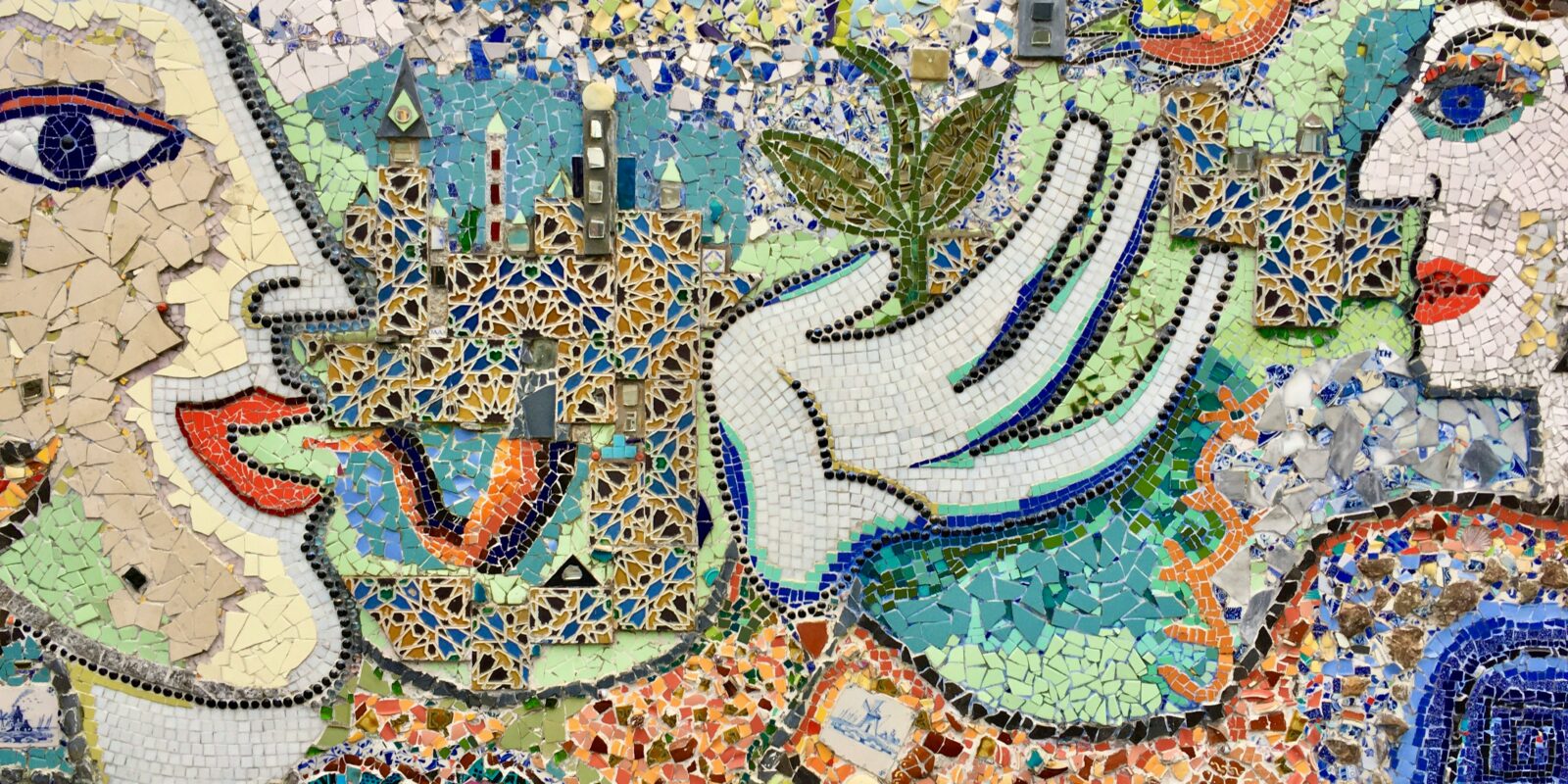 ein Mosaik, das zwei Figuren zeigt
