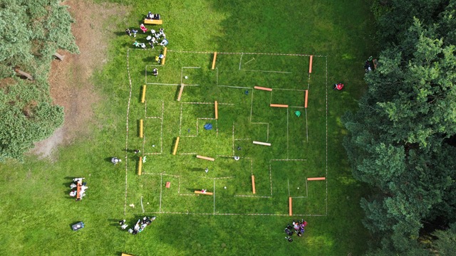 Zeltlager der Katholischen Jugend Borgloh mit einer Drohnenansicht eines Labyrinthspieles auf einer Wiese