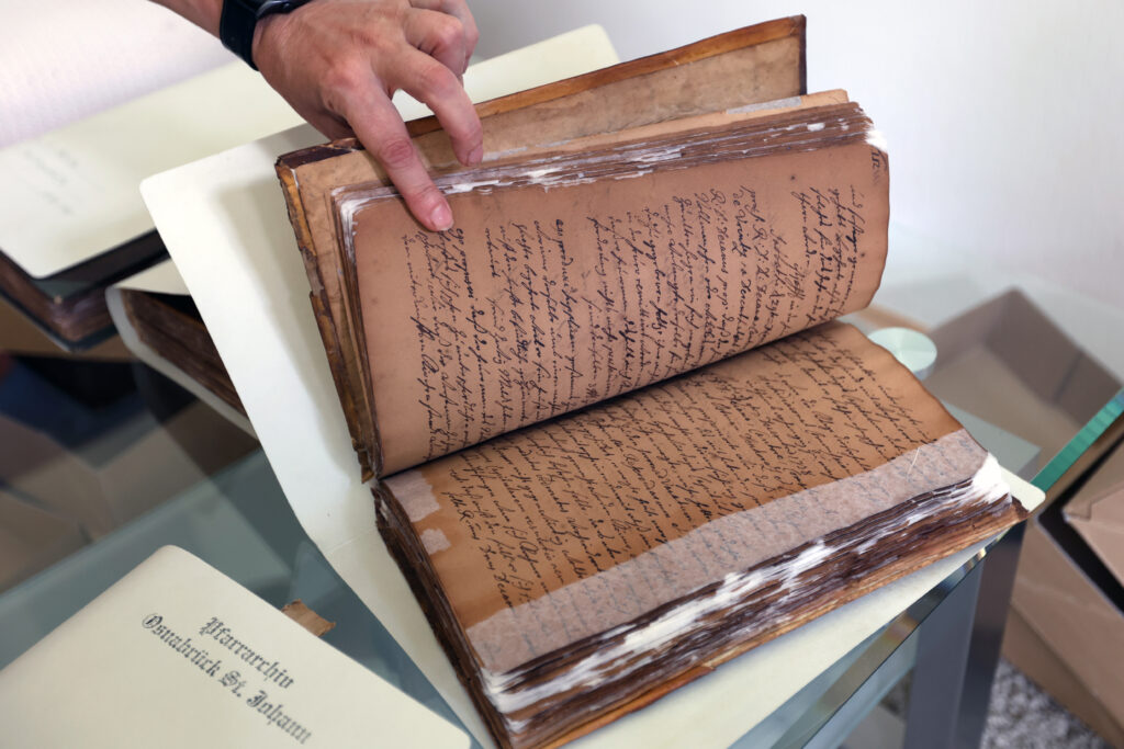 Die restaurierten Seiten eines der sieben Handschriftenbände.