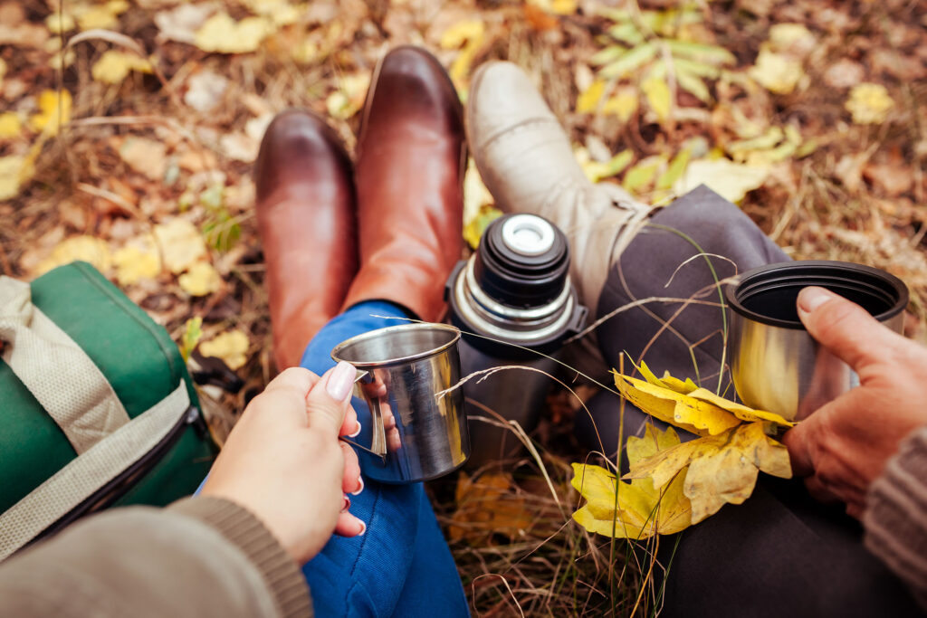 Menschen mit Thermoskanne im Wald