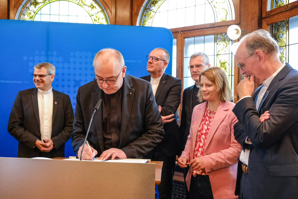 Feierliche Unterzeichnung der gemeinsamen Erklaerung zur Einfuehrung des Faches „Christliche Religion nach evangelischen und katholischen Grundsaetzen“ am 05.09.2025 im Gaestehaus der Staatskanzlei in Hannover. Foto: Jens Schulze