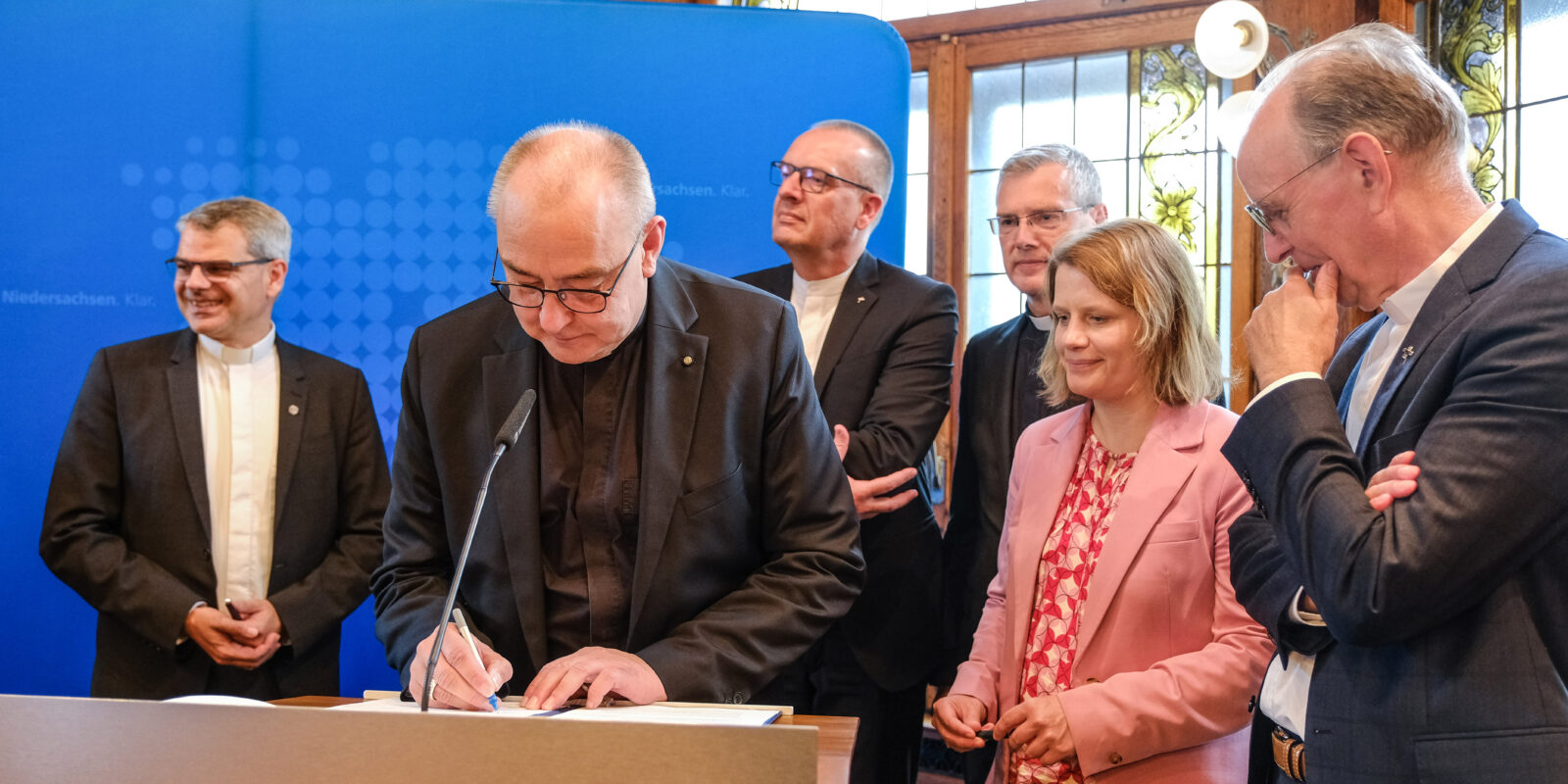 Feierliche Unterzeichnung der gemeinsamen Erklaerung zur Einfuehrung des Faches „Christliche Religion nach evangelischen und katholischen Grundsaetzen“ am 05.09.2025 im Gaestehaus der Staatskanzlei in Hannover. Foto: Jens Schulze