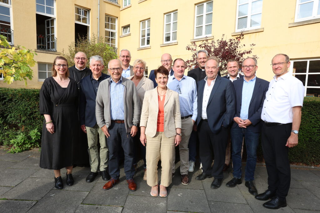 Mitglieder des Kirchensteuerrates im Bistum Osnabrück mit Bischof Dominicus (zweiter von links) von links: Elke Röckener, Udo Hebbelmann, Lambert Brand, Bernhard Haverkamp, Margret Tegeler-Pleye (Diözesan-Vermögensverwaltungsrat), Finanzdirektorin Astrid Kreil-Sauer, Hans Determann, Claus Martin Diekel, Pfarrer Marc Weber, Mark Hofschröer, Marc Deffland, Norbert Kalker (stellvertretender Vorsitzender und Generalvikar Ulrich Beckwermert. Es fehlen Tobias Kersten und Alexander Schönburg-Hartenstein.